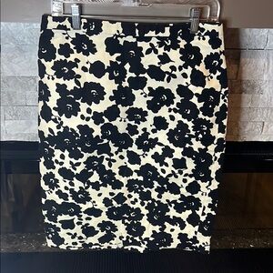 Loft Floral Black and White Floral Skirt size 6